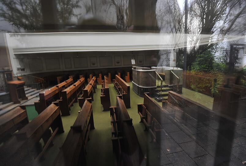 Blick durch die Fensterscheibe in den Saal der alten Münchner Synagoge in der Reichenbachstraße am Gärtnerplatz. Das Bauhaus-Gebäude soll mit einer umfassenden Renovierung vor dem Verfall gerettet werden.