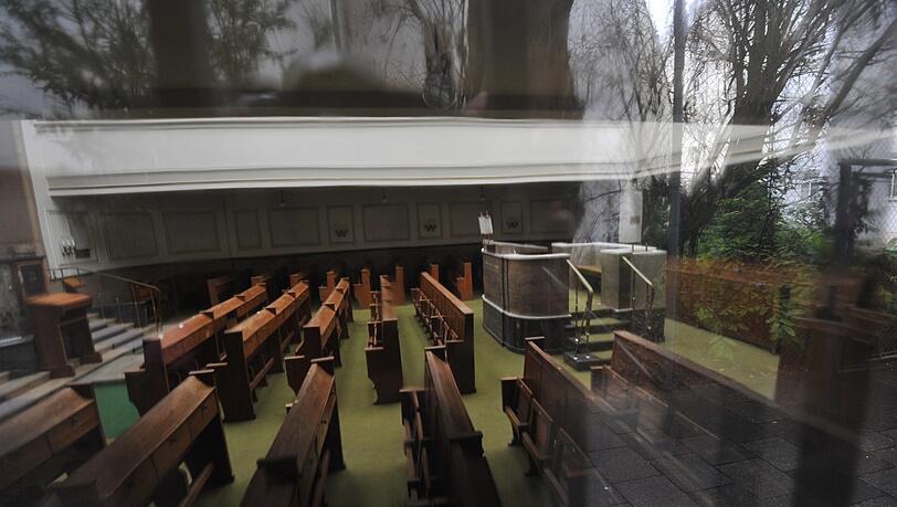 Blick durch die Fensterscheibe in den Saal der alten Münchner Synagoge in der Reichenbachstraße am Gärtnerplatz. Das Bauhaus-Gebäude soll mit einer umfassenden Renovierung vor dem Verfall gerettet werden. Blick durch die Fensterscheibe in den Saal der alten Münchner Synagoge in der Reichenbachstraße am Gärtnerplatz. Das Bauhaus-Gebäude soll mit einer umfassenden Renovierung vor dem Verfall gerettet werden.
