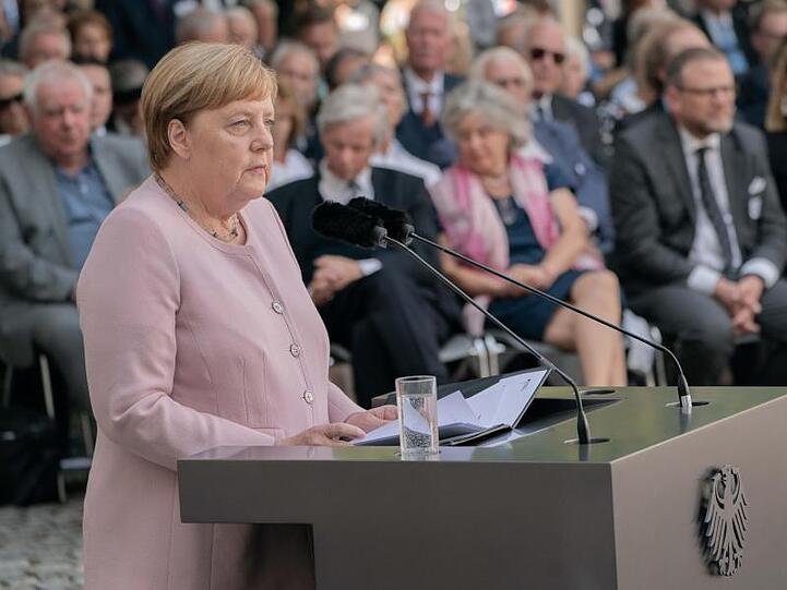 Die Kanzlerin hält bei der Feierstunde eine Rede: "Es gibt Momenmte, in denen Ungehorsam eine Pflicht sein kann."