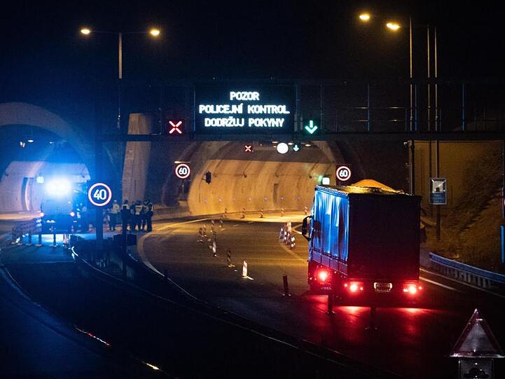 Polizisten stehen vor einem Tunnel auf der Autobahn D8 Dresden - Prag. Tschechien schließt seine Grenzen weitgehend für Ausländer aus mehreren europäischen Ländern.