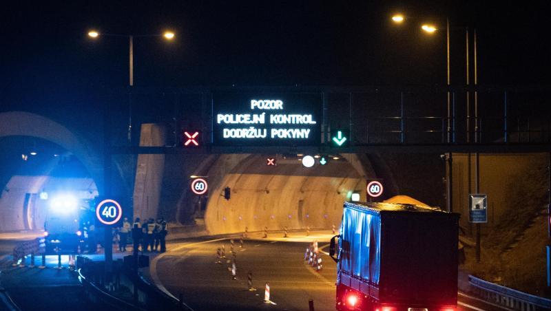 Polizisten stehen vor einem Tunnel auf der Autobahn D8 Dresden - Prag. Tschechien schließt seine Grenzen weitgehend für Ausländer aus mehreren europäischen Ländern.