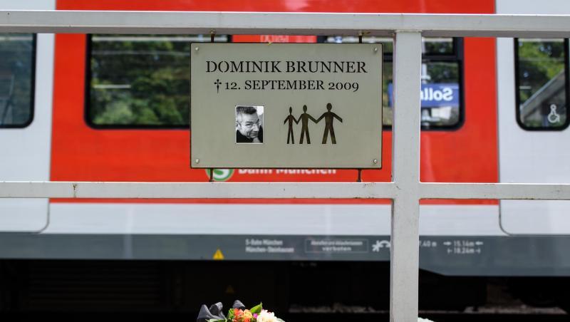 Schild mit der Aufschrift "Dominik Brunner, gestorben am 12. September 2009" am Bahnsteig in Solln.