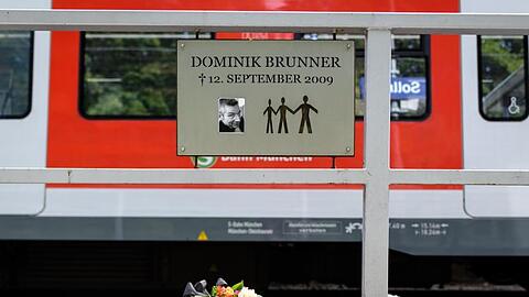 Schild mit der Aufschrift "Dominik Brunner, gestorben am 12. September 2009" am Bahnsteig in Solln.
