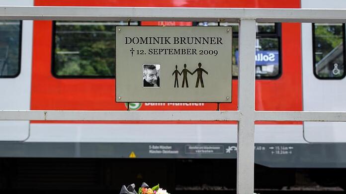 Schild mit der Aufschrift "Dominik Brunner, gestorben am 12. September 2009" am Bahnsteig in Solln.