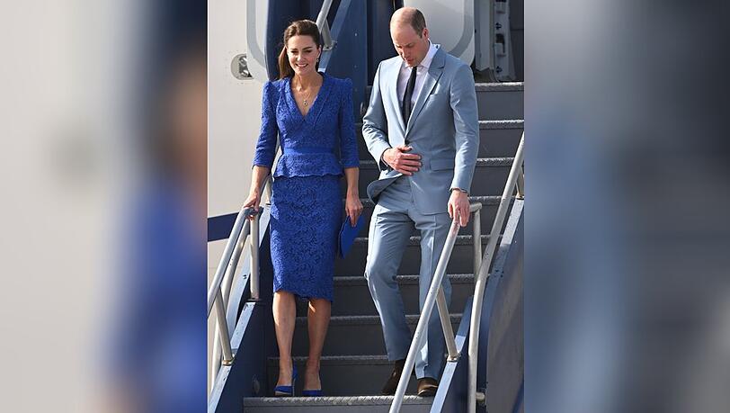 Herzogin Kate und Prinz William entsteigen in Belize einem Flugzeug der britischen Regierung.