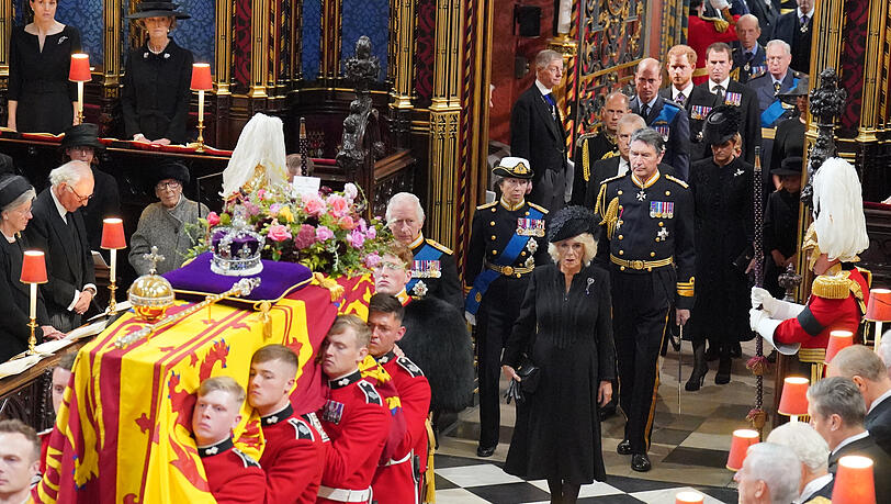 Der Sarg von Königin Elizabeth II. wird in die Westminster Abbey getragen