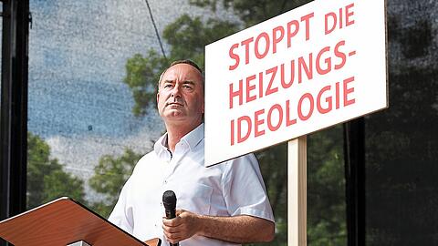 Hubert Aiwanger, Wirtschaftsminister, Landes- und Bundesvorsitzender der Freien Wähler, spricht bei der umstrittenen Demonstration gegen die Klima-Politik der Ampel-Regierung unter dem Motto "Stoppt die Heizungsideologie" in Erding.