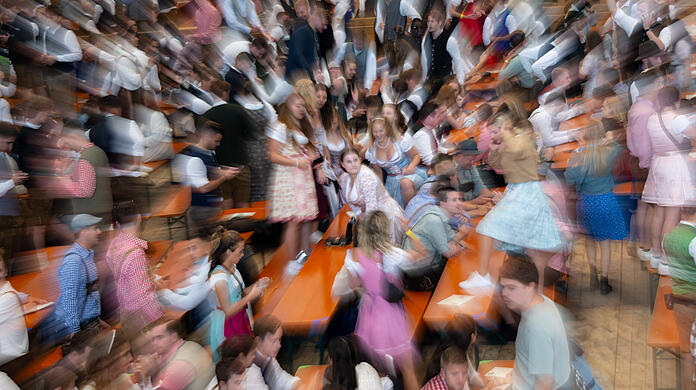 Geht schnell im Gewusel: Fälle mit K.O.-Tropfen im Getränk gibt es auch auf der Wiesn, sind aber schwer nachzuweisen. (Symbolbild)