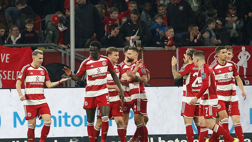 Die Fortuna rückt durch den Sieg im direkten Duell bis auf einen Punkt an den HSV heran.