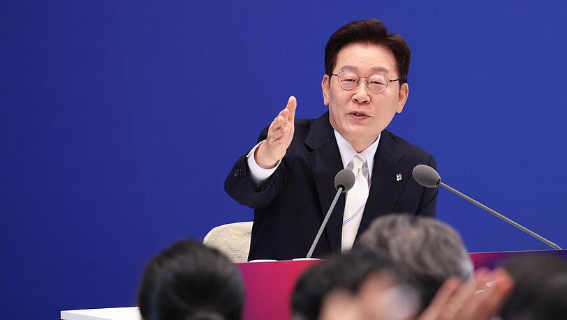 Bei seiner Pressekonferenz zum 1. Jahrestag seiner Amtseinf&uuml;hrung &auml;u&szlig;erte sich S&uuml;dkoreas Pr&auml;sident Lee Jae Myung zum Skandal rund um die k&uuml;rzlich abgehaltenen Regionalwahlen im Land.