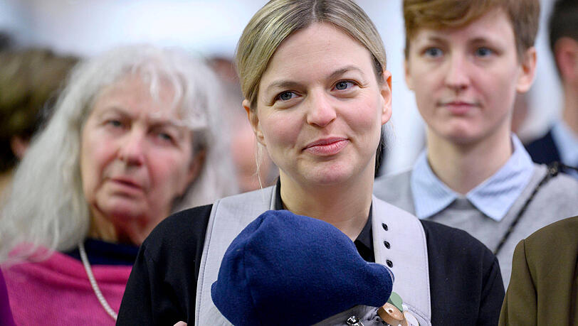 Politikerin Katharina Schulze Gr&uuml;ne mit ihrem zweiten Sohn beim Er&ouml;ffnungsrundgang auf der Biofach 2025 in N&uuml;rnberg.
