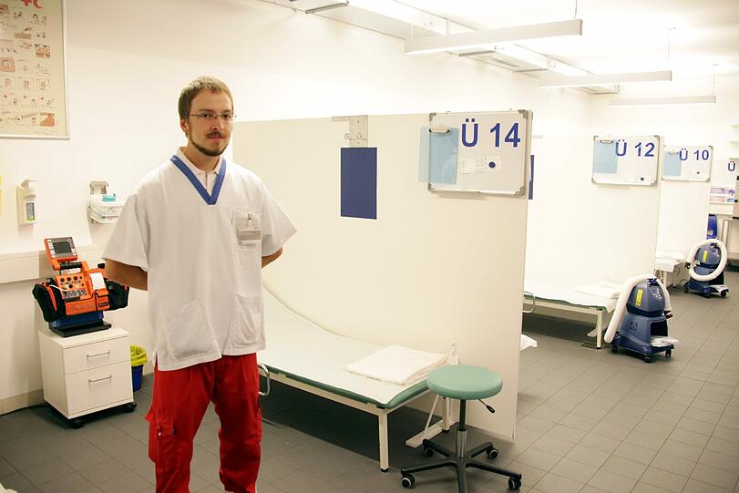 Dort stehen insgesamt 15 Liegen zur Verfügung, auf denen die Notfall-Patienten sich hinlegen können.