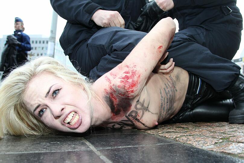 Gegen den  EU-Russland-Gipfel in Brüssel regt sich Widerstand. Vor dem Eintreffen von Putin demonstriert die Organisation FEMEN mit blanken Brüsten. Die Bilder der Demonstration, die von der Polizei aufgelöst werden muss.