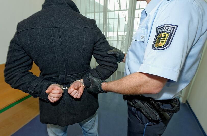Beinahe täglich nehmen die Bundespolizisten am Münchner Flughafen mit Haftbefehl gesuchte Personen fest. An diesem Wochenende gingen ihnen gleich sechs davon ins Netz.