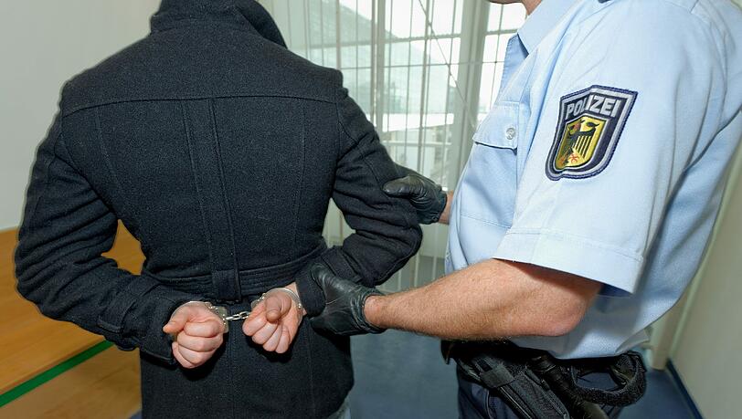 Beinahe täglich nehmen die Bundespolizisten am Münchner Flughafen mit Haftbefehl gesuchte Personen fest. An diesem Wochenende gingen ihnen gleich sechs davon ins Netz. Beinahe täglich nehmen die Bundespolizisten am Münchner Flughafen mit Haftbefehl gesuchte Personen fest. An diesem Wochenende gingen ihnen gleich sechs davon ins Netz.