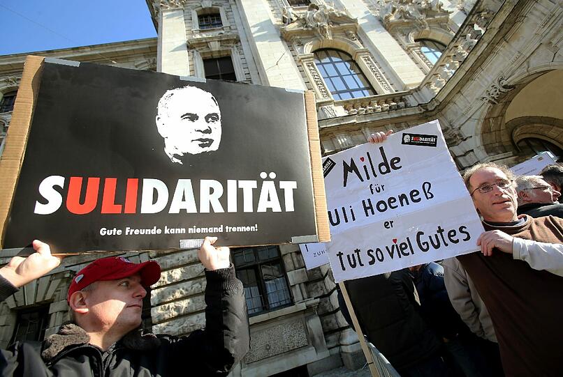 Ein paar Hoeneß-Fans bekunden dem Bayern-Boss ihre Anteilnahme vor dem Justizpalast.