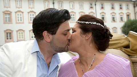 Das Verlobungsbussi zwischen Anna Netrebko und Yusif Eyvazov in Salzburg.