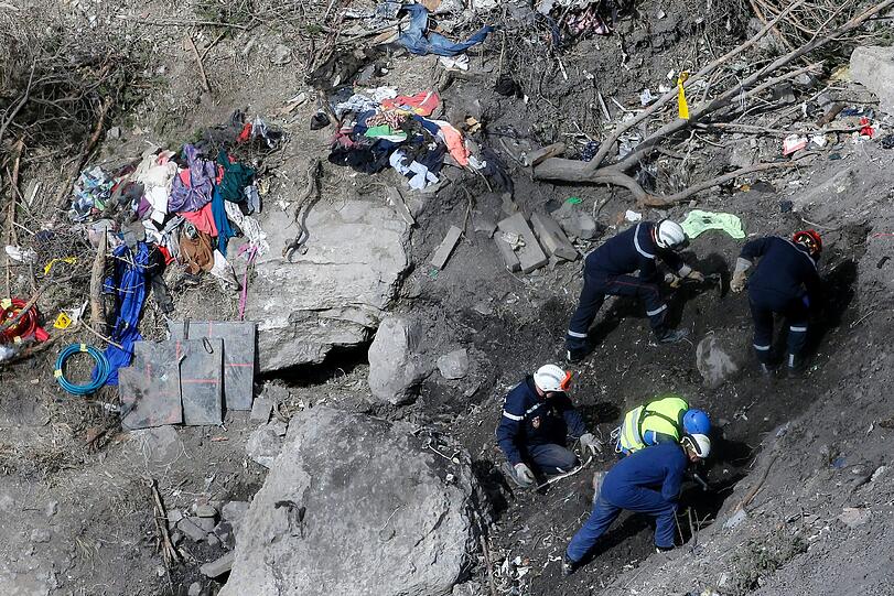 Die Einsatzkräfte an der Germanwings-Absturzstelle konzentrieren sich mittlerweile auf die Habseligkeiten der Opfer.