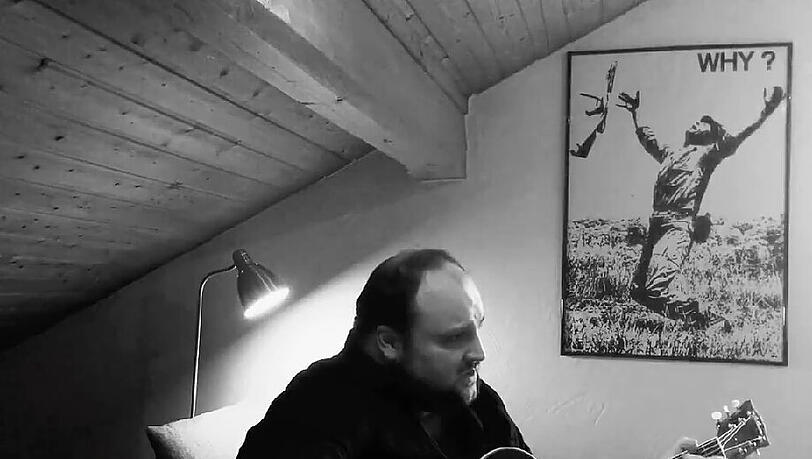 Schrieb seine Fassungslosigkeit über den Tod von über 130 Unschuldigen in Paris in einem Song nieder: Alex Diehl (27) Schrieb seine Fassungslosigkeit über den Tod von über 130 Unschuldigen in Paris in einem Song nieder: Alex Diehl (27)