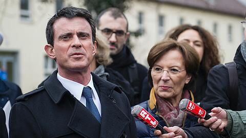 Frankreichs Premierminister Manuel Valls besuchte am Samstag die Bayernkaserne.