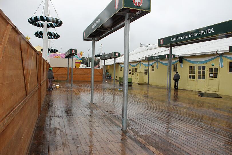 Regen und Tristesse am Tag danach: Die Bilder vom Wiesn-Abbau am Dienstagvormittag.