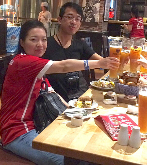 Bayern-Star Javi Martínez feiert mit den Fans im Paulaner Bräuhaus in Shanghai.