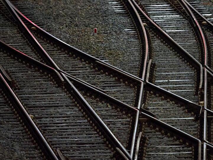 Gleise sind vor einem Hauptbahnhof zu sehen. Foto: Hendrik Schmidt/zb/dpa/Symbolbild