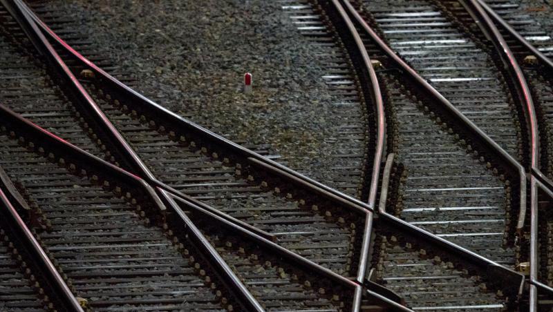 Gleise sind vor einem Hauptbahnhof zu sehen. Foto: Hendrik Schmidt/zb/dpa/Symbolbild Gleise sind vor einem Hauptbahnhof zu sehen. Foto: Hendrik Schmidt/zb/dpa/Symbolbild