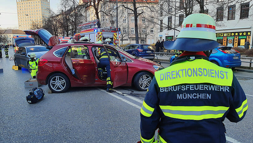 Die Fahrertür des BMW hatte sich so verkeilt, dass der Verletzte über die Beifahrerseite gerettet werden musste.