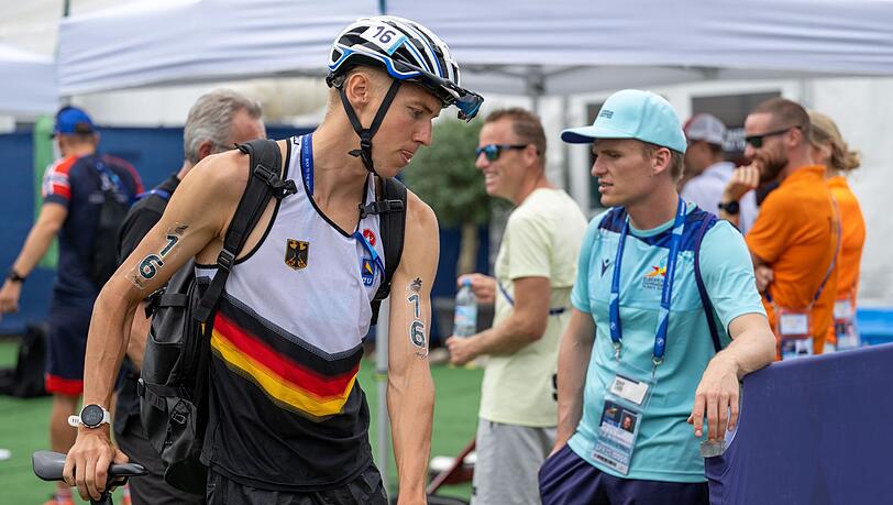 Jonas Schomburg (Deutschland) auf dem Weg zum Checkin.