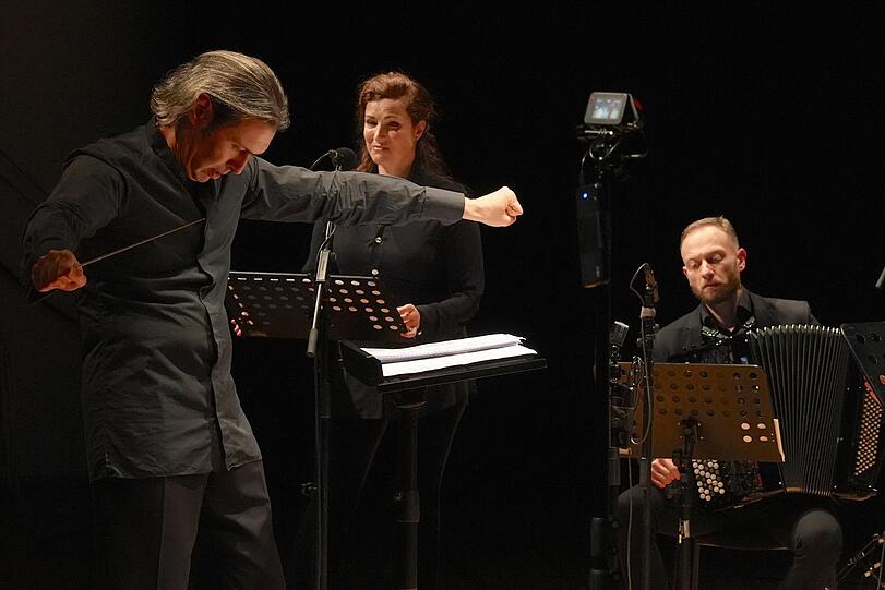 Voller Energie für das Neue: Vladimir Jurowski, die Sopranistin Alexandra Lubchansky und der Akkordeonist Filiip Eraković im Schwere Reiter.