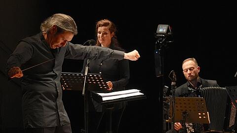 Voller Energie für das Neue: Vladimir Jurowski, die Sopranistin Alexandra Lubchansky und der Akkordeonist Filiip Eraković im Schwere Reiter.