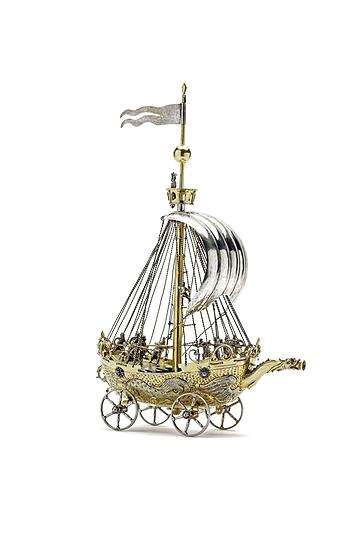 Dieses Tafelschiff des Nürnbergers Georg Müllner konnte über den Tisch zum nächsten Zecher rollen.