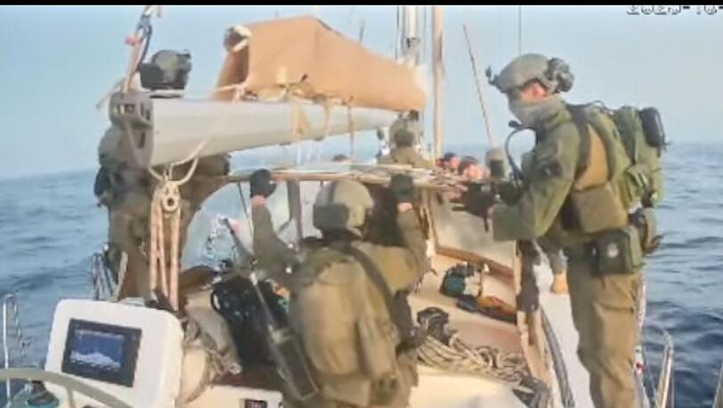 Maskierte israelische Soldaten haben die Boote der Gaza-Hilfsflotte vor Erreichen des Küstenstreifens geentert und die Besatzungen in Gewahrsam genommen.