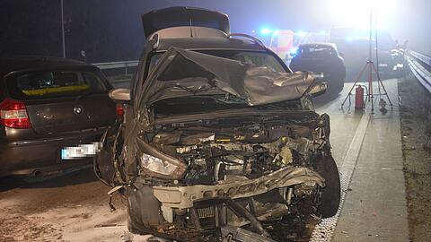 In Niedersachen kam es am fr&uuml;hen Morgen zu einem Unfall auf der spiegelglatten Autobahn 1. Dabei wurden nach Polizeiangaben f&uuml;nf Menschen leicht verletzt.