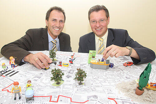Roland Wölfel (links) und Nürnbergs Wirtschaftsreferent Roland Fleck beim Planspiel für die Sebalder Altstadt.
