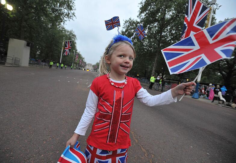 Ein Fahnenmeer, jubelnde Menschen, verkleidete Spaßvögel: So haben die Menschen in London und aller Welt die königliche Hochzeit gefeiert. Die Bilder!
