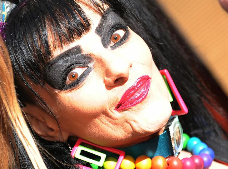 Nina Hagen ist berühmt-berüchtigt für ihre abgefahrenen Outfits, ihre direkte Art und ihre rauchige Stimme. Die flippigsten Momente zeigen wir hier.