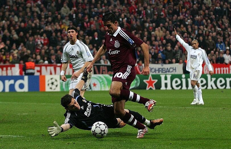 2007, Champions League, Achtelfinale; Real - Bayern 3:2, 1:2: van Bommel zeigt Real-Fans die Stinkefaust. Im Rückspiel dreht's Bayern &ndash; Makaay schießt das schnellste Champions-League-Tor aller Zeiten (10,12 Sekunden).