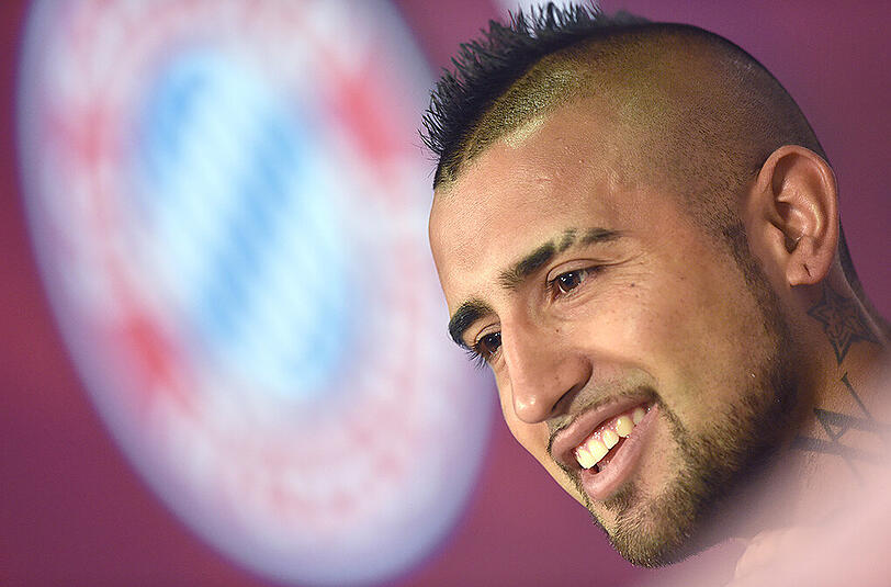 Der "Krieger" ist da: Arturo Vidal hat beim FC Bayern München einen Vierjahresvertrag unterschrieben. Klicken Sie sich durch die Bilderstrecke von Vidals ersten Tagen in München.