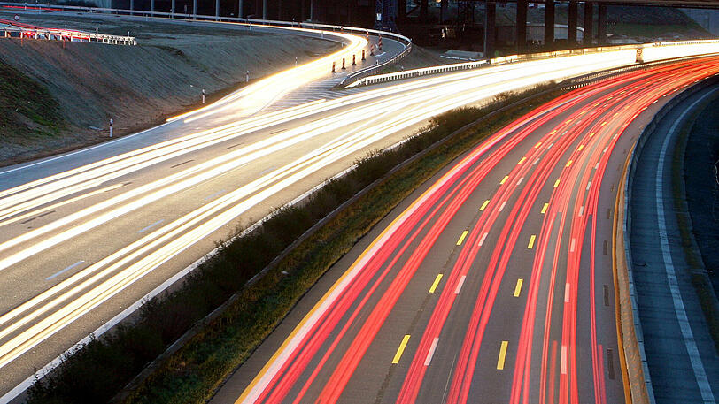 Das Rennen auf der A96 endete für einen Unbeteiligten Autofahrer schmerzhaft. (Symbolfoto)