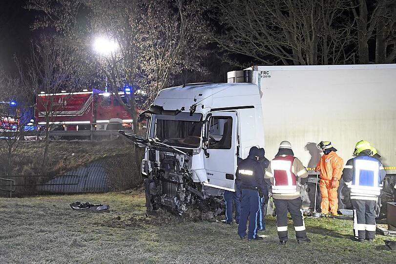 Die Beifahrerin kam mit schweren Verletzungen in eine Klinik, der Lkw-Fahrer wurde nicht verletzt.