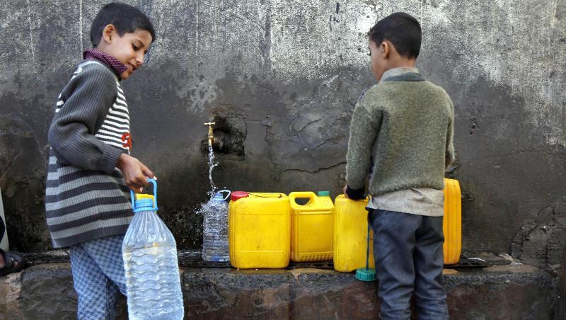 Zwei Jungen holen in Sanaa Wasser an einer Pumpe. Zwei Jungen holen in Sanaa Wasser an einer Pumpe.