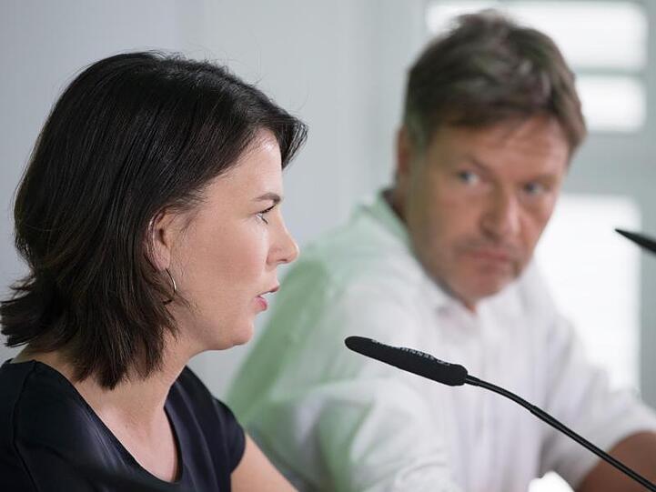 Annalena Baerbock und Robert Habeck Ende Augustg bei einer Pressekonferenz in Dresden.
