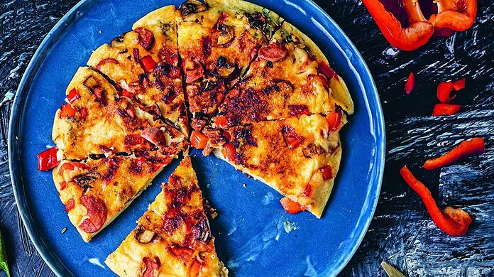 Fällt die Entscheidung zwischen Pfannkuchen und Pizza schwer? Dann probieren Sie doch einfach mal dicke Pizza-Pfannkuchen!