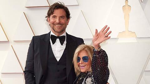 Bradley Cooper und Gloria Campano strahlten auf dem roten Teppich.