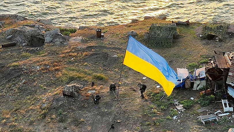 Ukrainische Soldaten hissen ihre Staatsflagge auf der Schlangeninsel im Schwarzen Meer.