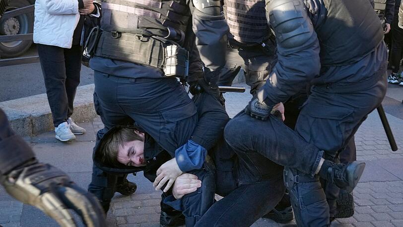 Russische Polizisten halten einen Demonstranten fest während eines Protestes gegen die russische Teilmobilisierung in St. Petersburg.