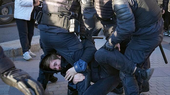 Russische Polizisten halten einen Demonstranten fest während eines Protestes gegen die russische Teilmobilisierung in St. Petersburg.