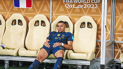 Szenen eines Sensations-Endspiels: Kylian Mbappé trifft sogar per Seitfallzieher - und muss dann dennoch seinem Frust freien Lauf lassen.